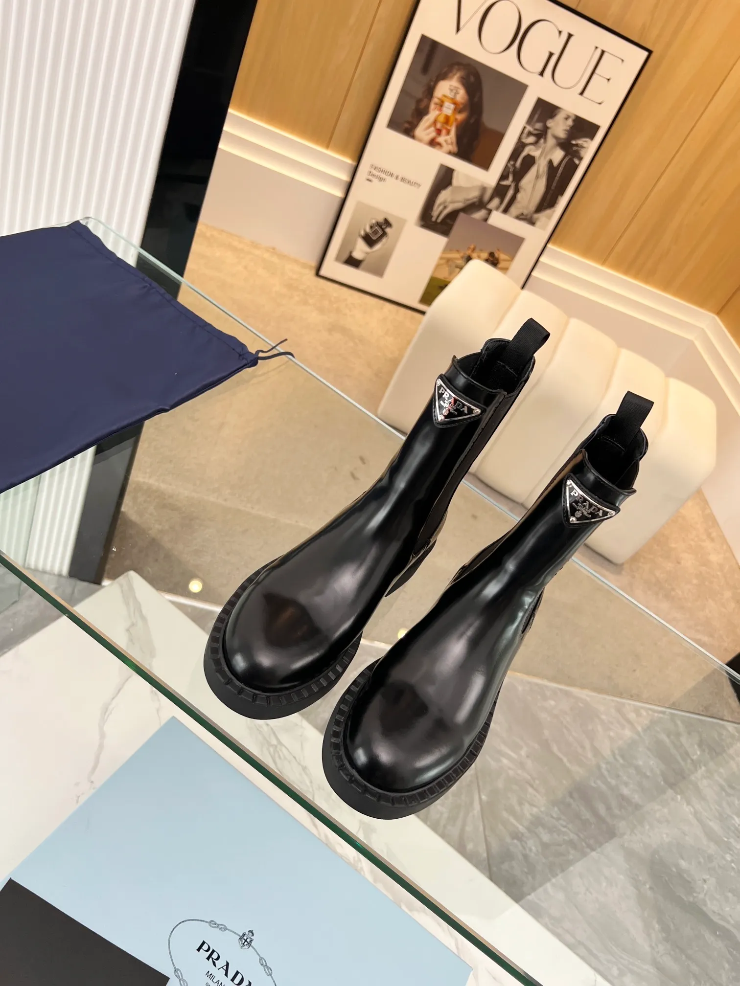 👟👟Ex-factory price 640👟👟 Top quality🔝2023 SSS launches Prada short boots series🌲🌲 🆚🆚🆚 💥PRADA's early autumn and winter T-stage catwalk show is the same style as "Dreams never sleep". Prada can use it on important occasions. The fresh style has a little extravagant feeling, and it is perfect on the feet. 💃💃Wear it with these shoes. Elegant, crystal clear, and various accessories and materials are exclusively customized one-to-one, so that there is no distance from the original version. The entire series is a combination of exciting and unexpected elements, allowing you to appreciate the ever-changing style of the Prada girl. 1⃣ Upper: Imported calfskin 🔴Cow patent leather ����Open edge beaded cowhide 🔴Inner lining: Imported sheepskin lining 3⃣Outsole: Original Italian outsole Color supply, code number 35-41